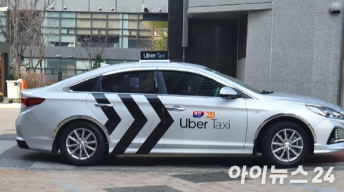 우버가 배달의민족 운영사 우아한형제들의 최대주주인 독일 딜리버리히어로(DH) 인수를 본격화하면서 국내 경쟁당국의 심사 절차에 들어갔다. 사진은 관련 이미지. [사진=AFP/연합뉴스, 배달의민족]