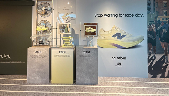 13일 서울 여의도 '뉴발란스 런허브(Run Hub) 팝업스토어' 내부에 대여 가능한 러닝 제품들이 전시돼 있다. [사진=진광찬 기자]