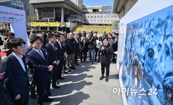 이호재 한국사진기자협회장이 7일 서울 종로구 광화문 광장에서 열린 제62회 한국보도사진전 '오늘의 보도사진, 내일의 역사가 되다' 개막식에서 인사말을 하고 있다. [사진=사진공동취재단]