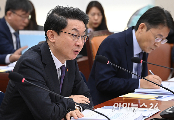 이억원 금융위원장이 27일 서울 여의도 국회에서 열린 정무위원회의 종합감사에서 위원 질의에 답하고 있다. [사진=곽영래 기자]