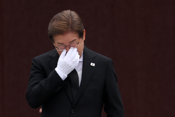 더불어민주당 이재명 대선 후보가 23일 경남 김해시 진영읍 봉하마을을 방문해 노무현 전 대통령 묘역 참배 및 헌화를 마친 뒤 눈물을 훔치고 있다. 2025.5.23 [공동취재] [사진=연합뉴스]