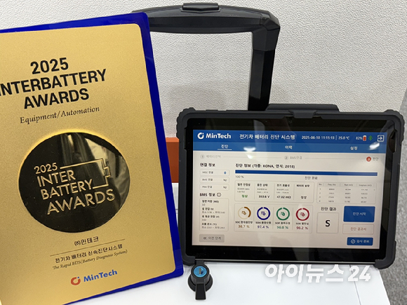 인터배터리 2026 민테크 부스에 전시된 '전고체 배터리 실시간 가압 EIS 검사기' 안내 패널. 2026.03.12 [사진=권서아 기자]