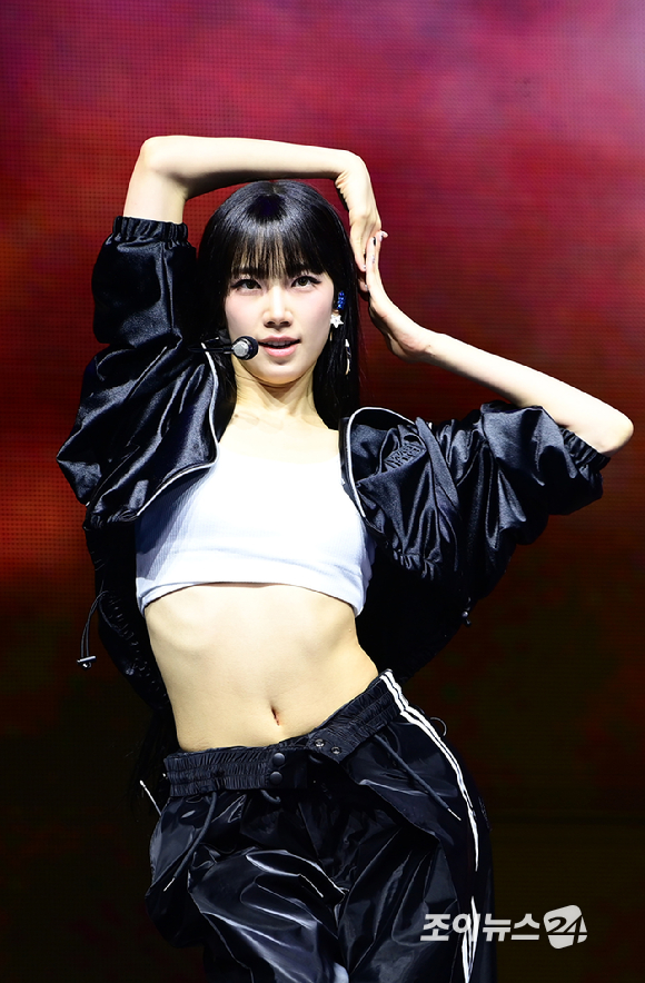 그룹 르세라핌(LE SSERAFIM) 카즈하가 29일 오후 서울 광진구 광장동&nbsp;예스24라이브홀에서 열린 미니 4집 '크레이지(CRAZY)' 쇼케이스에 참석해 타이틀곡 'CRAZY' 무대를 선보이고 있다. [사진=정소희 기자]