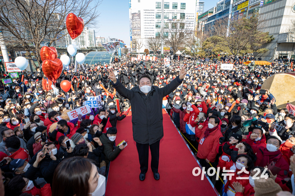 윤석열 국민의힘 대선 후보가 17일 오후 경기도 성남시 야탑역 앞에서 열린 '부패 없는 성남! 공정한 대한민국!' 거리 유세에서 지지자들의 환호에 답하고 있다. [사진=국회사진취재단]