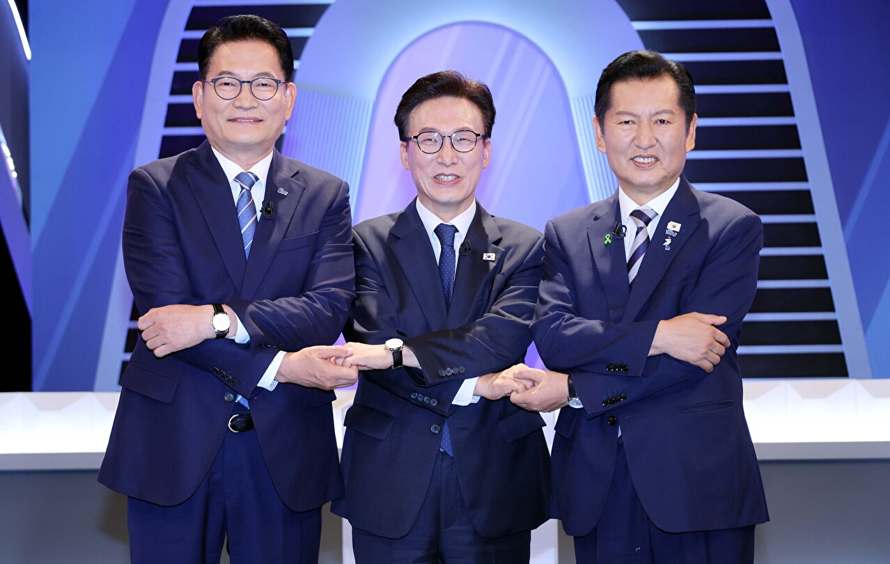 더불어민주당 송영길&middot;김민석&middot;정청래 당 대표 후보가 5일 서울 영등포구 여의도 KBS에서 열린 제2차 TV 토론회에 참석해 손을 잡으며 기념 촬영하고 있다. 2026.8.5 [국회사진기자단] [사진=연합뉴스]