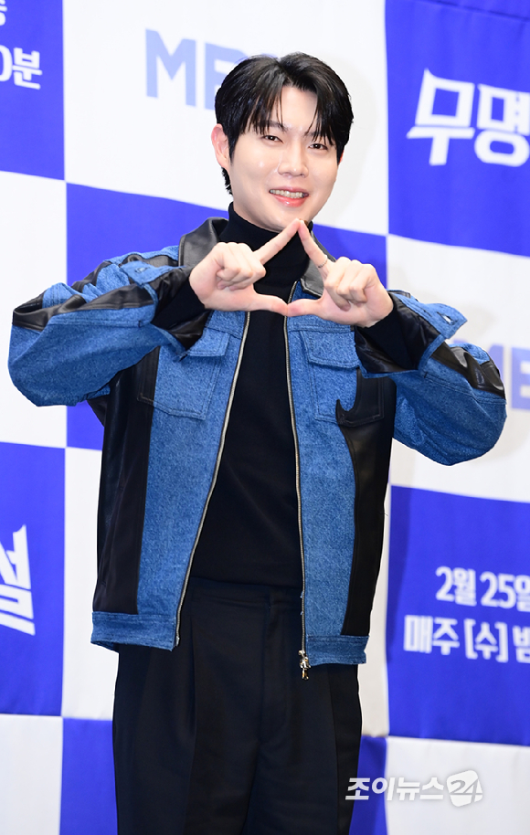 가수 손태진이 25일 오후 서울 마포구 스탠포드호텔에서 열린 MBN 초대형 트롯 오디션 '무명전설-트롯 사내들의 서열전쟁' 제작발표회에 참석하고 있다.