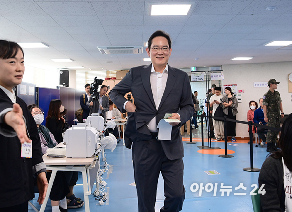 제9회 전국동시지방선거 사전투표 첫날인 29일 오전 서울 용산구 한남동 주민센터에 마련된 사전투표소에서 이재용 삼성전자 회장이 투표를 하고 있다. [사진=정소희 기자]
