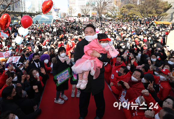 윤석열 국민의힘  대선 후보가 17일 오후 경기도 성남시 야탑역 앞에서 열린 '부패 없는 성남! 공정한 대한민국!' 거리 유세에서 어린이들과 기념촬영을 하고 있다. [사진=국회사진취재단]