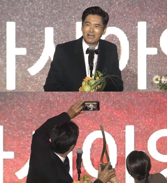 배우 주윤발이 4일 오후 부산 영화의전당에서 진행된 제28회 부산국제영화제(BIFF) 개막식에 참석해 레드카펫을 밟고 있다. [사진=정소희 기자]