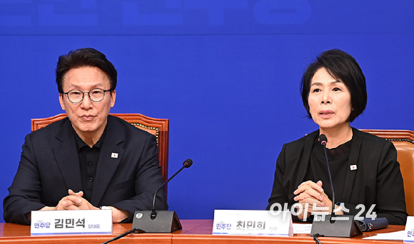 최민희 더불어민주당 미디어공공성강화TF 단장이 17일 서울 여의도 국회에서 열린 미디어공공성강화TF 1차 회의에서 발언하고 있다. [사진=곽영래 기자]