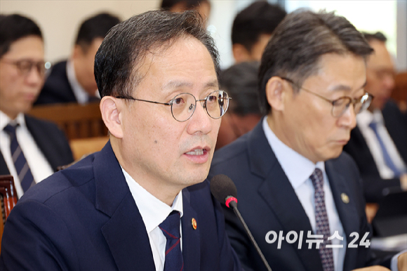 이형일 경제부총리 겸 재정경제부 장관이 6일 오전 서울 여의도 국회에서 열린 재정경제부에 대한 국정감사에서 의원 질의에 답변하고 있다. [사진=곽영래 기자]