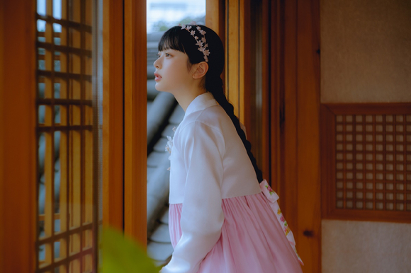 뉴진스가 추석을 맞아 한복을 입고 추석 인사를 전했다. [사진=어도어]