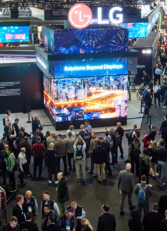LG전자가 유럽 최대 디스플레이 전시회인 'ISE 2026'에서 '디스플레이 너머의 솔루션'을 주제로, 디스플레이와 소프트웨어를 결합한 B2B 고객 맞춤형 솔루션을 공개했다. [사진=LG전자]