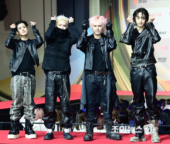 그룹 에이엠피(AxMxP)가 25일 오후 인천광역시 중구 운서동 인스파이어 아레나에서 열린 '2025 SBS 가요대전' 레드카펫 행사에 참석하고 있다. [사진=정소희 기자]