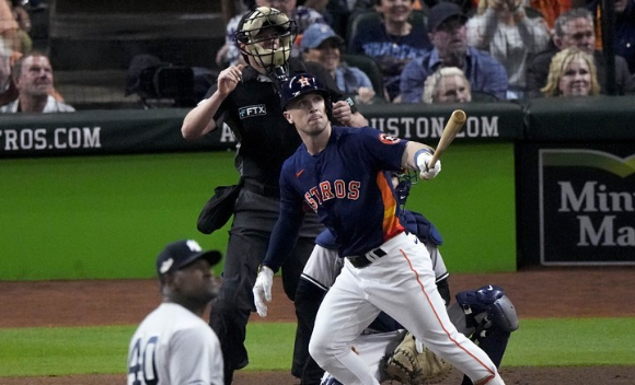 MLB 휴스턴 알렉스 브레그먼이 21일(한국시간) 열린 뉴욕 양키스와 ALCS 2차전 3회말 3점 홈런을 쏘아올리고 있다. [사진=뉴시스]