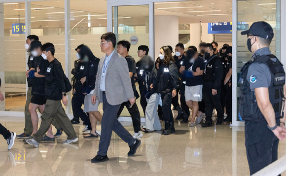 캄보디아 온라인 사기에 가담해 구금된 한국인들이 18일 오전 인천국제공항 제2터미널을 통해 송환되고 있다. [사진=연합뉴스]
