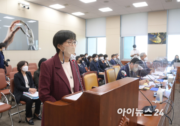 권태선 방송문화진흥회 이사장이 13일 오전 서울 여의도 국회에서 열린 과학기술정보방송통신위원회의 방송문화진흥회&middot;한국방송광고진흥공사 등에 대한 국정감사에서 인사말을 하고 있다. [사진=정소희 기자]