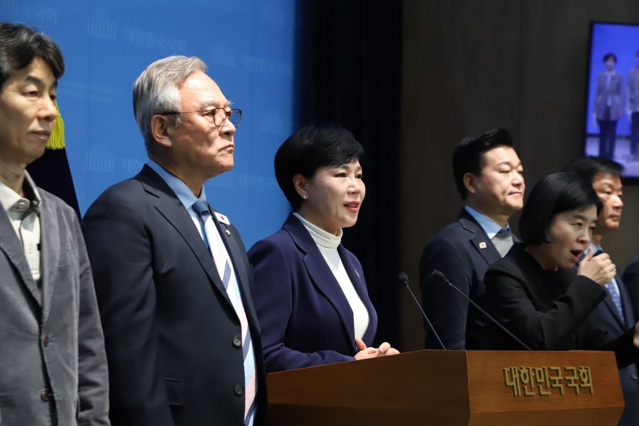 더불어민주당 3대특검종합대응특별위원회가 14일 국회 소통관에서 기자회견하는 모습. [사진=전현희 의원실]