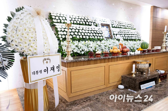 향년 91세를 일기로 별세한 원로 배우 겸 전 국회의원 이순재의 빈소가 25일 서울아산병원 장례식장에 마련됐다. 고인의 영정사진 모습. [사진=사진공동취재단]