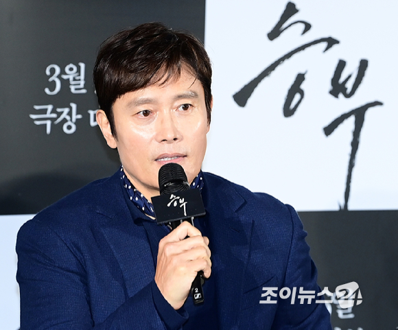 (왼쪽부터)배우 고창석-현봉식-이병헌-김형주 감독-배우 문정희-조우진이 7일 오전 서울 CGV 용산 아이파크몰에서 열린 영화 '승부'(감독 김형주) 제작보고회에 참석하고 있다. [사진=정소희 기자]