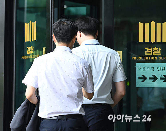 윤석열 전 대통령이 12&middot;3 비상계엄 관련 내란&middot;외환 관련 사건 수사를 맡은 조은석 특별검사팀의 2차 소환에 불응한 1일 서울 서초구 서울고등검찰청에 직원 등이 들어가고 있다. [사진=곽영래 기자]