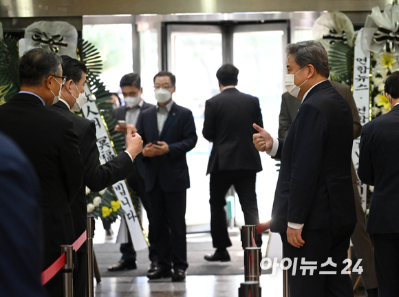 박진 외교부 장관 후보자가 20일 서울 종로구 서울대병원 장례식장에 마련된 안철수 제20대대통령직인수위원장 부친의 빈소를 찾아 조문을 마친 뒤 제임스 김 암참(주한미국상공회의소) 회장과 인사를 하고 있다. [사진=인수위 사진기자단]