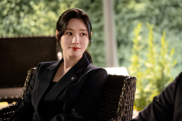 배우 정채연이 JTBC 토일드라마 '에스콰이어' 인터뷰에 앞서 포즈를 취하고 있다. [사진=BH엔터테인먼트]