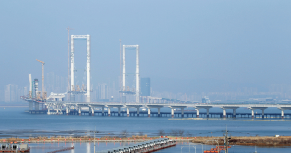인천광역시 중구 영종국제도시와 서구 청라국제도시를 잇는 제3연륙교 공사가 한창이다. [사진=인천경제청]