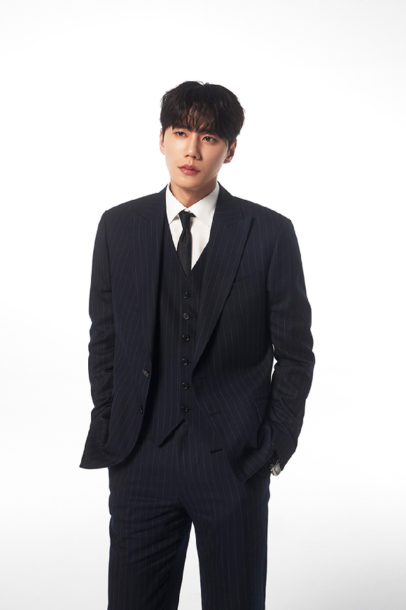 배우 이준영이 디즈니+ 시리즈 '로얄로더' 인터뷰를 위해 포즈를 취하고 있다. [사진=월트디즈니 컴퍼니 코리아]