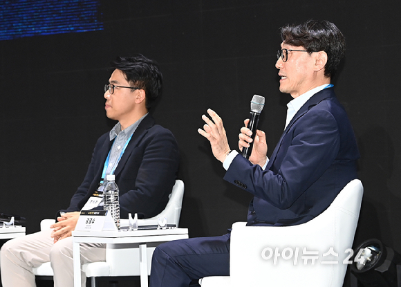 종합경제미디어 아이뉴스24의 대표 지식 컨퍼런스 '아이포럼 2026'이 22일 서울 용산구 서울드래곤시티 한라홀에서 'AI 패권 전쟁, 새로운 질서: AI 3대 강국, 대한민국의 현재와 미래'를 주제로 열린 가운데 좌장을 맡은 김양팽 산업연구원 경제안보통상연구실 전문연구원이 명석주 SK하이닉스 AI Infra / HBM Marketing 팀장과 강경수 카운터포인트리서치 연구위원, 리서치 디렉터와 패널 토론을 진행하고 있다. [사진=곽영래 기자]