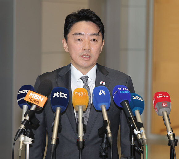 강훈식 대통령 비서실장이 24일 이재명 대통령의 미국 순방길 동행을 위해 인천국제공항 제2여객터미널을 통해 출국하기 전 취재진 질문에 답변하고 있다. 2025.8.24 [사진=연합뉴스]