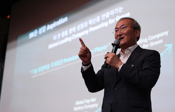 김동명 LG에너지솔루션 사장이 지난 21일(현지시간) 글로벌 인재 채용 행사 'BTC in 프랑크푸르트'에서 발표하고 있다. [사진=LG에너지솔루션]