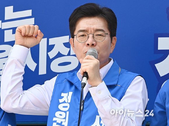정원오 더불어민주당 서울시장 후보가 2일 서울 여의도우체국 인근에서 시민들에게 지지를 호소하고 있다. [사진=곽영래 기자]
