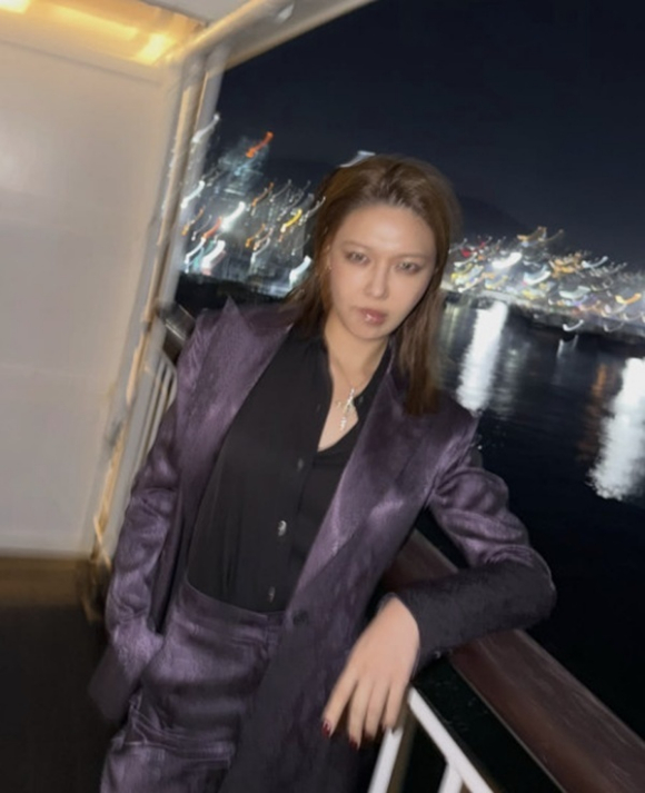 수영 맞아? 광택 수트에 강렬 표정...'불량연애' 출연자인 줄 '깜짝'