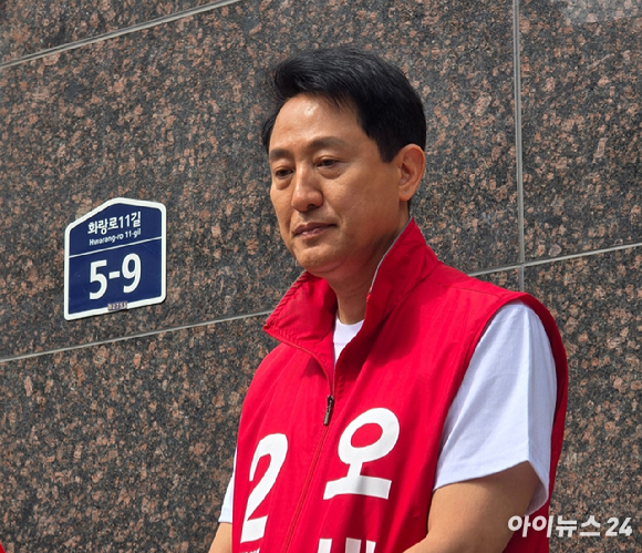 오세훈 국민의힘 서울시장 후보가 1일 서울 성북구 월곡역 2번 출구 인근 유세에 앞서 기자들과 만나고 있다. [사진=김한빈 기자]