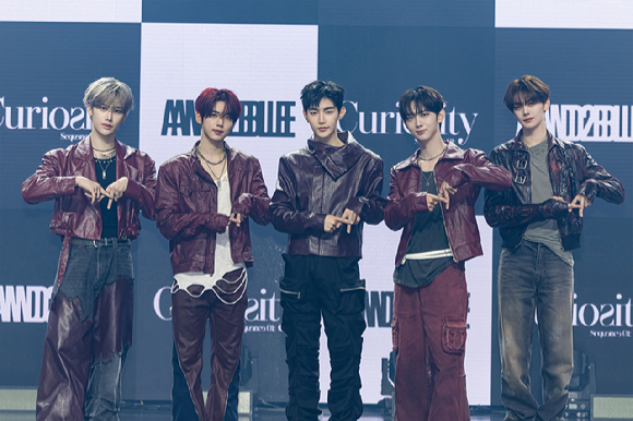 그룹 앤더블(장하오 유승언 리키 김규빈 한유진)이 26일 서울 용산구 블루스퀘어 우리WON뱅킹홀에서 열린 미니 1집 발매 기념 쇼케이스에서 포즈를 취하고 있다. [사진=YH엔터테인먼트]
