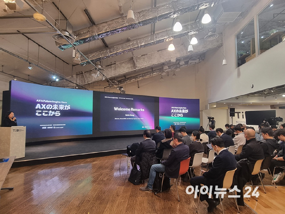 이세영 생성AI스타트업협회장(뤼튼테크놀로지스 대표)가 20일 일본 도쿄도 도쿄이노베이션베이스(TiB)에서 열린 한일 AI스타트업 밋업데이에서 발언하고 있다. 이날 행사는 중소벤처기업부 후원, 협회와 중소벤처기업진흥공단(중진공) 도쿄 사무소, 일본 벤처 투자사 Z Venture Capital (ZVC) 공동 개최로 열렸다. 현장에는 양국 스타트업 8개사와 투자-금융업계와 기관, AI 업계 관계자 등 100여명이 참석했다. [사진=생성AI스타트업협회]