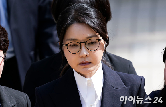 윤석열 전 대통령 부인 김건희 씨가 지난 12일 오후 서울 서초구 서울중앙지방법원에서 열린 구속 전 피의자 심문(영장실질심사)을 마치고 법원을 나서고 있다. [사진=사진공동취재단]