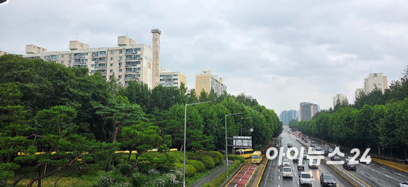 송파구 노후 아파트단지의 재건축이 곳곳에서 추진되며 기대감이 확산되고 있다. 사진은 송파한양2차 전경. 오른쪽에 잠실롯데월드타워가 보인다. [사진=이수현 기자]