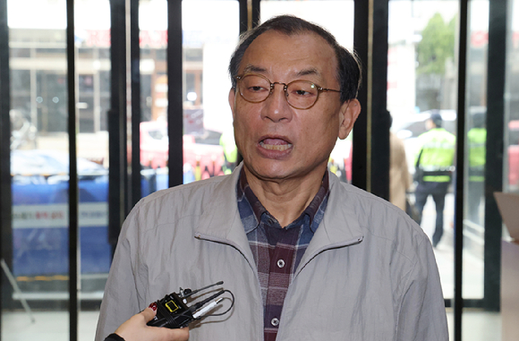 국민의힘 이정현 공천관리위원장이 15일 서울 영등포구 국민의힘 당사에서 열린 비공개 공관위 회의에 참석하기 위해 입장하며 기자들의 질문에 답하고 있다. 이 위원장은 지난 13일 위원장직에서 물러났다가 이날 복귀했다. 2026.3.15 [사진=연합뉴스]