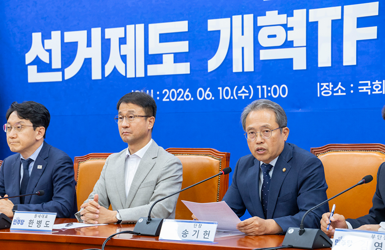 더불어민주당 선거제도 개혁TF 단장인 송기헌 의원이 10일 국회에서 열린 TF 1차 회의에서 발언하고 있다. 2026.6.10 [사진=연합뉴스]