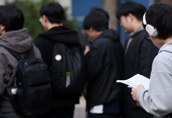 지난 13일 강원 강릉시의 한 고등학교에서 한 학생이 문제집을 보고 있다. 본 기사와 무관한 이미지. [사진=연합뉴스]