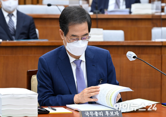 한덕수 국무총리 후보자가 26일 서울 여의도 국회에서 열린 인사청문회에서 자료를 살펴보고 있다. [사진=김성진 기자]