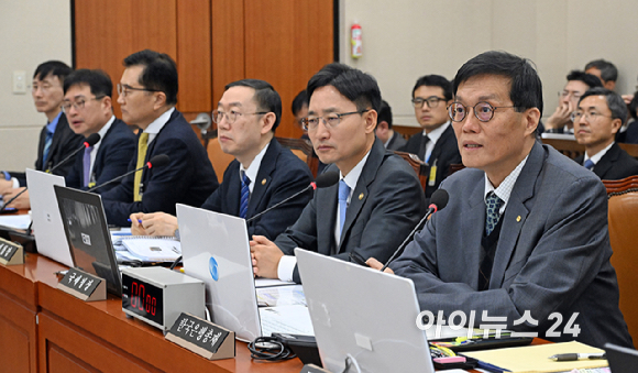 이창용 한국은행 총재가 29일 국회 기획재정위원회에서 열린 한국은행&middot;국세청&middot;관세청 등에 대한 종합감사에서 의원 질의에 답하고 있다. [사진=곽영래 기자]
