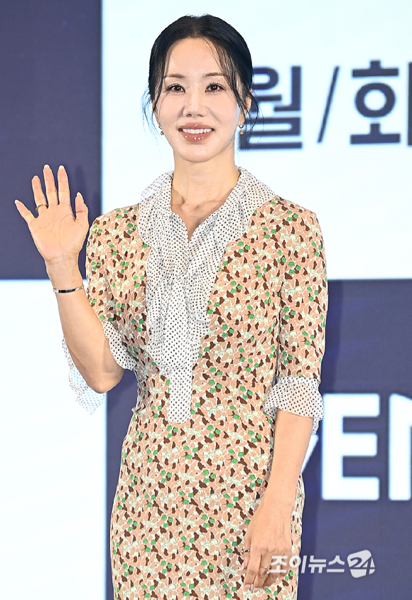 배우 엄정화가 12일 오후 서울 구로구 더 세인트에서 열린 지니 TV '금쪽같은 내 스타' 제작발표회에서 포토타임을 갖고 있다. [사진=곽영래 기자]