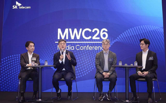 1일 스페인 바르셀로나에서 열린 SK텔레콤 기자간담회에서 주요 참석자들이 취재진 질의에 답변하고 있는 모습. 왼쪽부터 한명진 SK텔레콤 MNO CIC장, 정재헌 SK텔레콤 CEO, 정석근 AI CIC장, 유경상 AI CIC장. [사진=SKT]