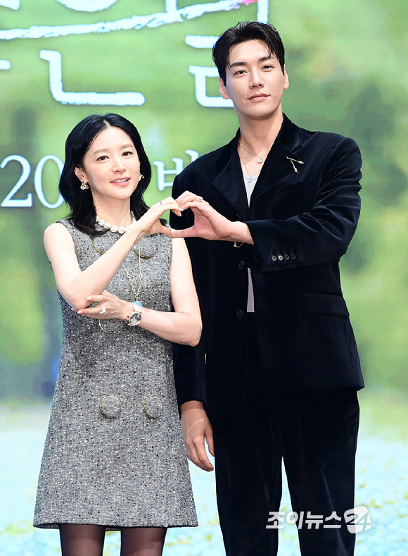 배우 이영애와 김영광이 16일 오후 서울 구로구 더세인트에서 열린 KBS2 토일드라마 '은수 좋은 날' 제작발표회에서 포즈를 취하고 있다. [사진=정소희 기자]