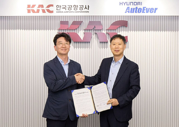 서동권 현대오토에버 내비게이션사업부장(왼쪽)과 손종하 한국공항공사 운영본부장이‘주차서비스 및 공항 이용객 편의 제공을 위한 업무협약’을 맺고 기념 촬영하고 있다. [사진=현대오토에버]