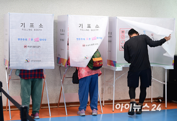 제9회 전국동시지방선거 사전투표 첫날인 29일 오전 서울 용산구 한남동주민센터에 마련된 사전투표소에서 유권자들이 소중한 한 표를 행사하고 있다. [사진=정소희 기자]