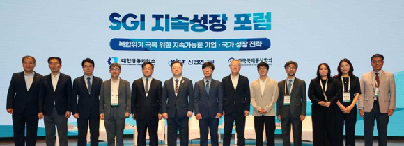 박일준 대한상의 상근부회장(왼쪽 여섯번째)과 주요참석자들이 기념촬영을 하고 있다. [사진=대한상공회의소]